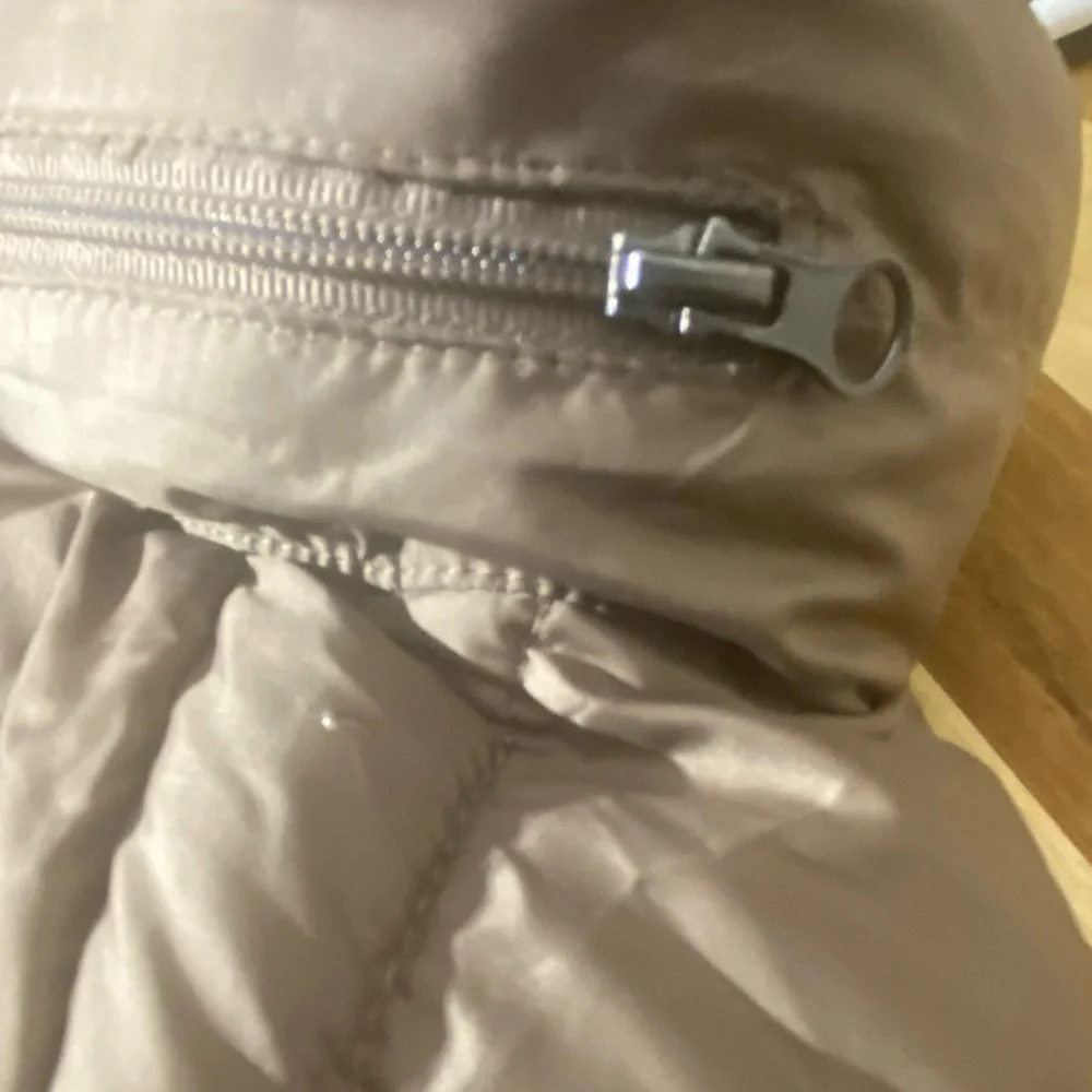 NWOT Hillsdale College Tan Packable Puffer Jacket - Picture 8 of 10